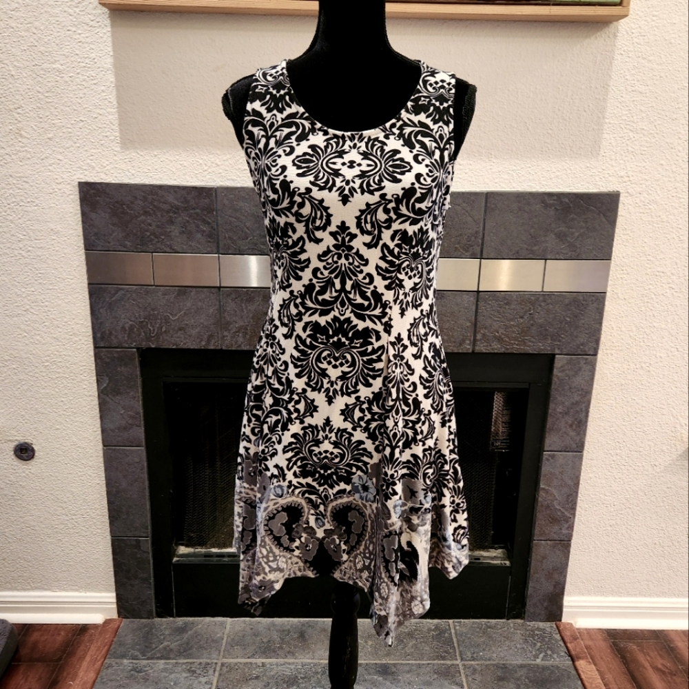 French Black White Pattern Stretch Flattering Flutter Hem Sleeveless Dress L